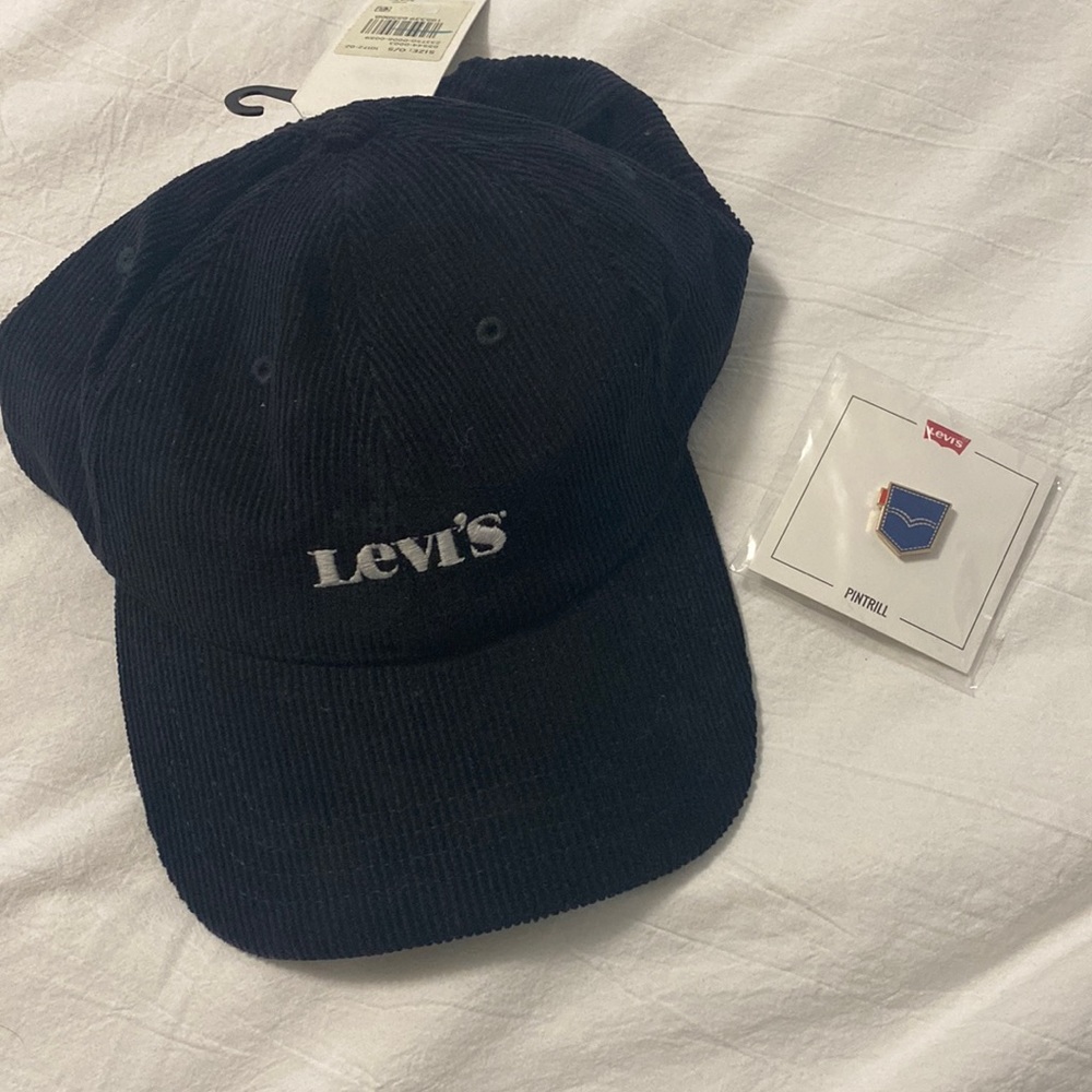 New! Levi’s baseball cap and pin set